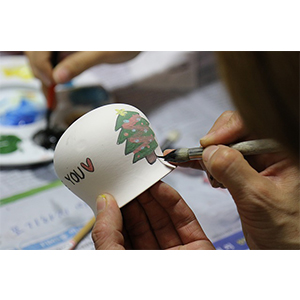 În această perioadă se vor organiza expoziţii de lucrări hand made din diferite materiale cu subiectul sărbătorilor de iarnă.